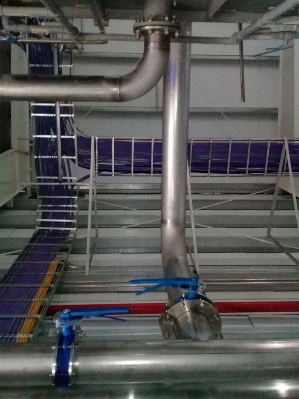 Conjunto de piping en acero inoxidable con cañerías, válvulas y accesorios