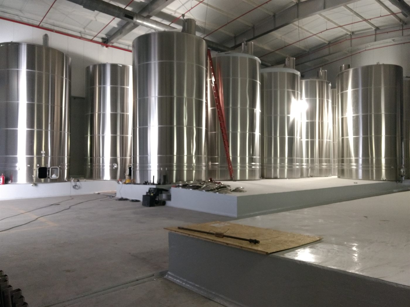Tanques verticales de acero inoxidable para la guarda de vino en planta vitivinícola