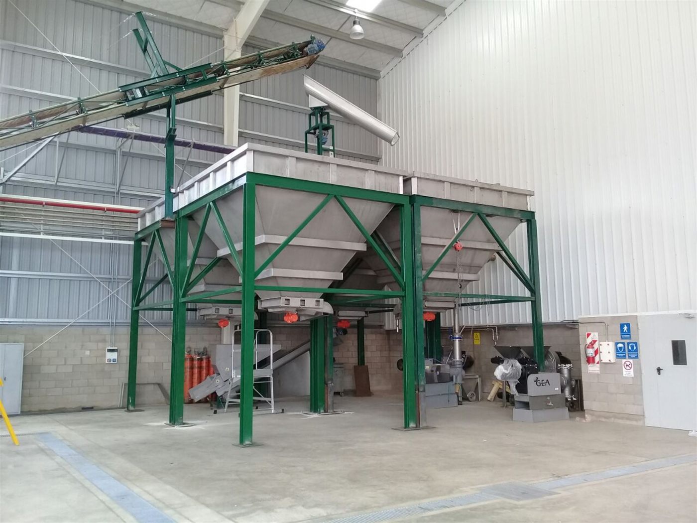 Tolva industrial de acero inoxidable para aceitunas con estructura de soporte